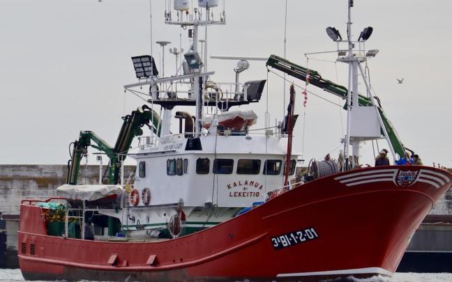 Pesquero vizcaino que participa en la costera de la anchoa.