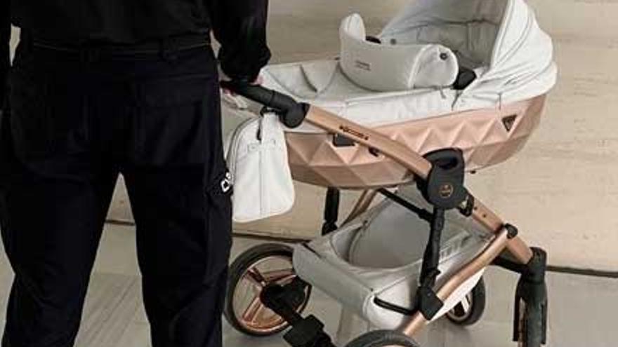 Un carrito de bebé