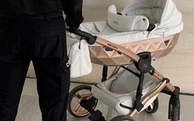 Un carrito de bebé