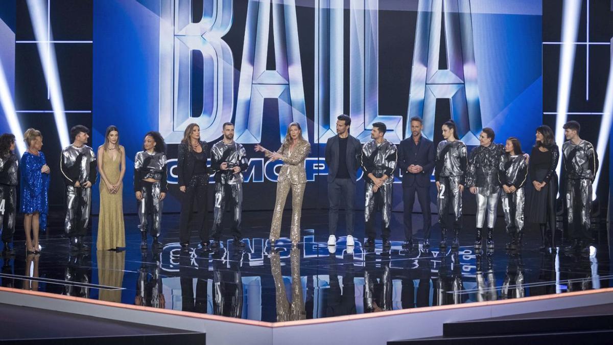 Imagen de ‘Baila como puedas’ con todos sus participantes y la presentadora, Anne Igartiburu, en el centro de la imagen.