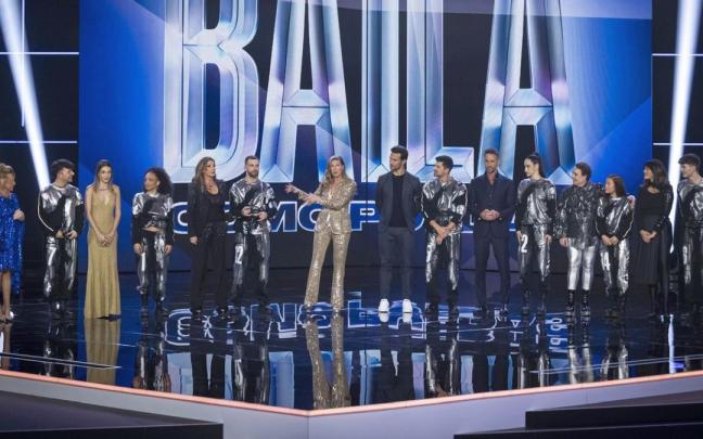 Imagen de ‘Baila como puedas’ con todos sus participantes y la presentadora, Anne Igartiburu, en el centro de la imagen. / Enrique Cidoncha Imagen de ‘Baila como puedas’ con todos sus participantes y la presentadora, Anne Igartiburu, en el centro de la imagen.
