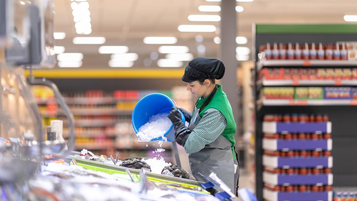 María, trabajadora del supermercado de Zaramaga en Vitoria-Gasteiz, Araba.