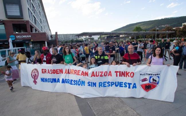 Imagen de la concentración vecinal en Buztintxuri. Imagen de la concentración vecinal en Buztintxuri.