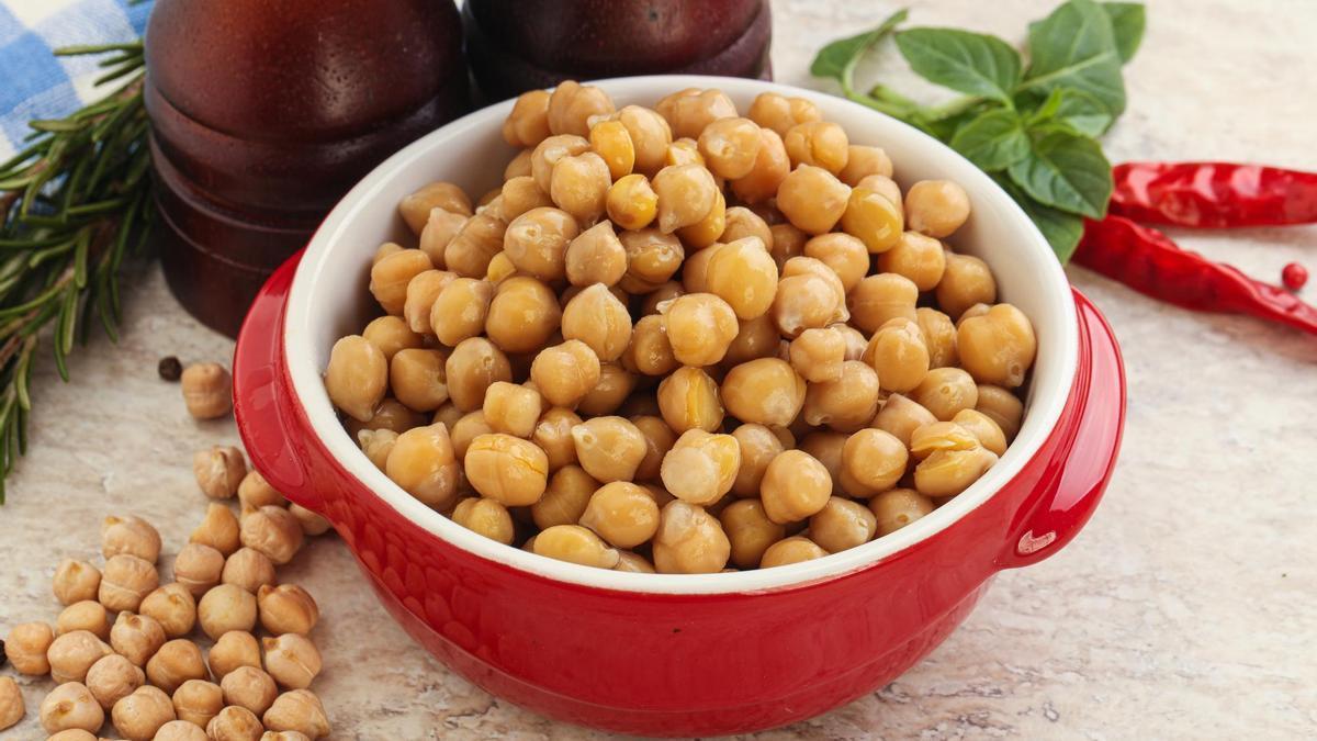 Un cuenco con garbanzos para preparar con la receta que más apetezca.