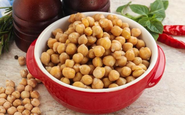 Un cuenco con garbanzos para preparar con la receta que más apetezca.