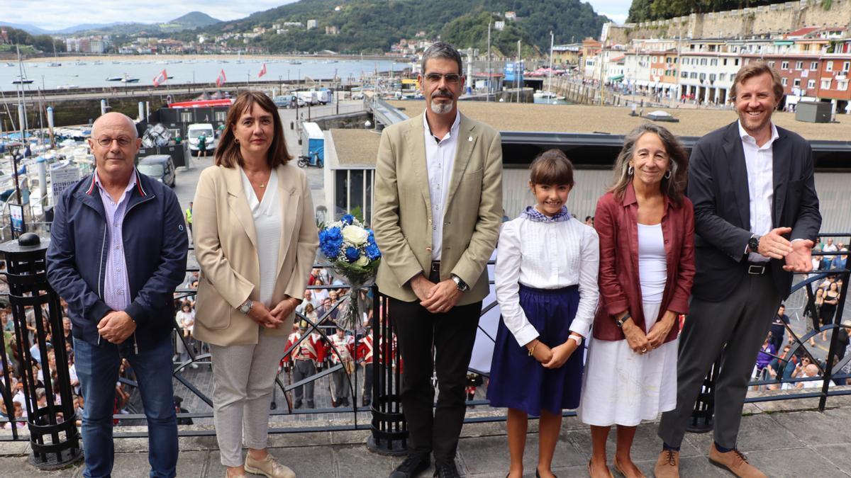 Los corporativos asistentes a la ofrenda floral