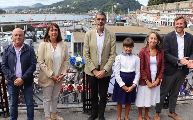 Los corporativos asistentes a la ofrenda floral Los corporativos asistentes a la ofrenda floral