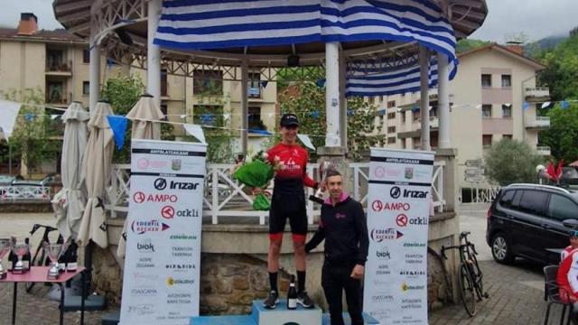 Ugarteburu recibe el trofeo delante el kiosco de Zegama, engalanado con una bandera de la Real.