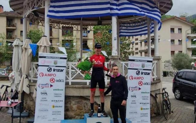 Ugarteburu recibe el trofeo delante el kiosco de Zegama, engalanado con una bandera de la Real.