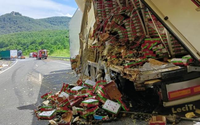 En primer plano, el camión que recibió el impacto del otro, al fondo de la imagen.