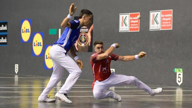 Javier Zabala se mete en la final del Cuatro y Medio de San Fermín al derrotar a Peio Etxeberria en el Atano III (13-22).