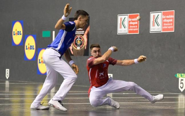 Javier Zabala se mete en la final del Cuatro y Medio de San Fermín al derrotar a Peio Etxeberria en el Atano III (13-22).