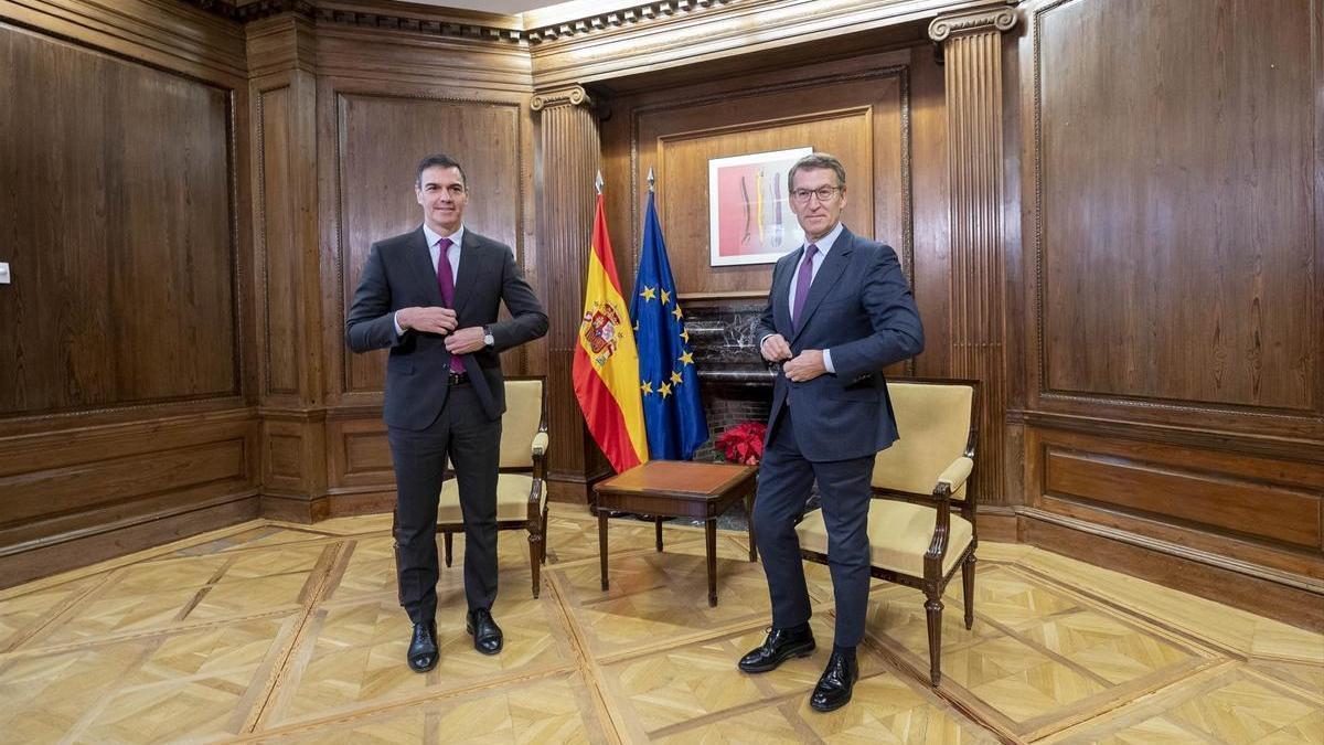 El presidente del Gobierno español, Pedro Sánchez y el líder del PP, Alberto Núñez Feijóo, reunidos en el Congreso de los Diputados.