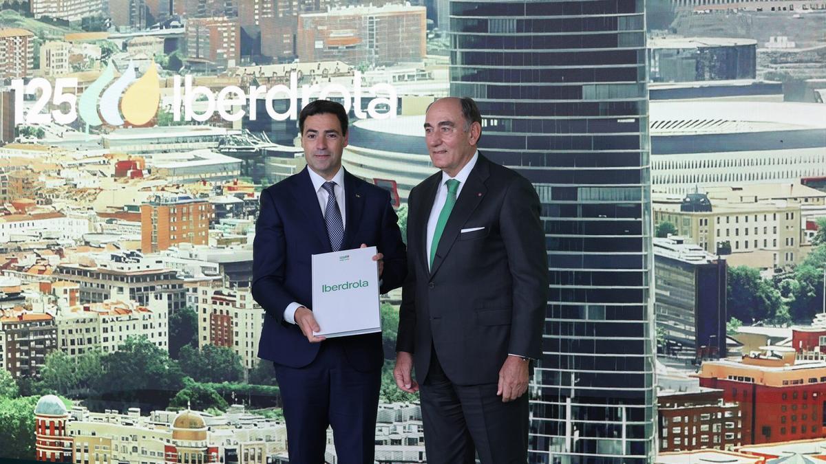 Ignacio Galán hace entrega a Imanol Pradales del ejemplar con los 125 años de historia de Iberdrola.