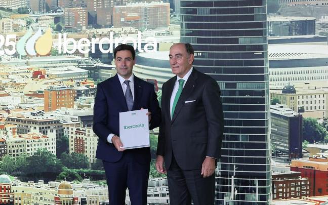 Ignacio Galán hace entrega a Imanol Pradales del ejemplar con los 125 años de historia de Iberdrola.