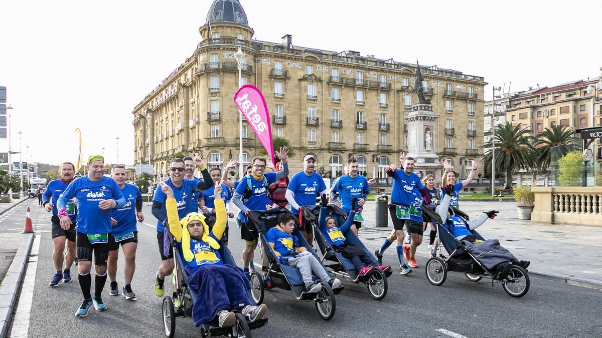 Gonzalo con Equipo Zurich Aefat en Maratón San Sebastián 2022 (con gorra, en el centro) Gonzalo con Equipo Zurich Aefat en Maratón San Sebastián 2022 (con gorra, en el centro)