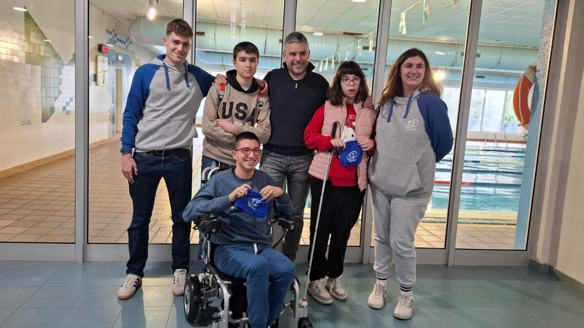 Alumnado del curso anterior con monitores de Haszten y el condejal de Deportes