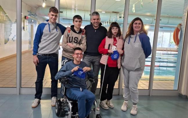 Alumnado del curso anterior con monitores de Haszten y el condejal de Deportes