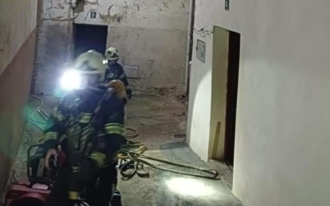 Efectivos de Bomberos realizan labores de extinción en la vivienda