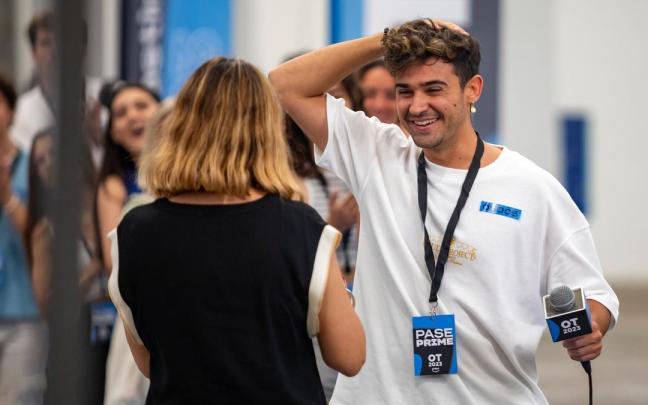 Noemí Galera entrega un pase a la siguiente fase a uno de los aspirantes en el casting de Barcelona.