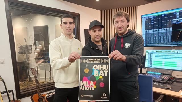 El edil de Cultura, Andoni Arratibel, Mikel Arriaran y Pello Heriz, ambos de Hamarratz.