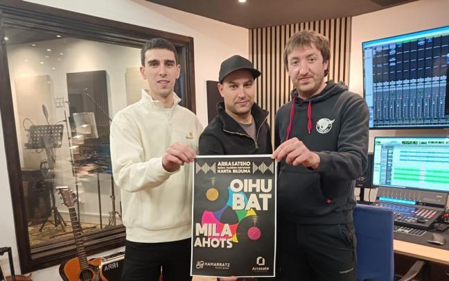 El edil de Cultura, Andoni Arratibel, Mikel Arriaran y Pello Heriz, ambos de Hamarratz.