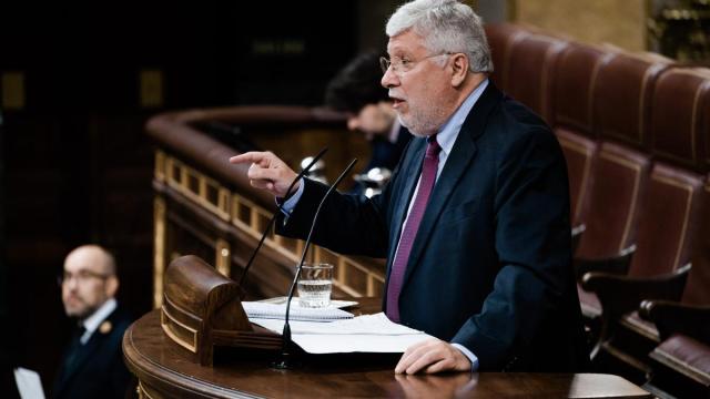 El diputado de Sumar Agustín Santos interviene durante una sesión plenaria en el Congreso