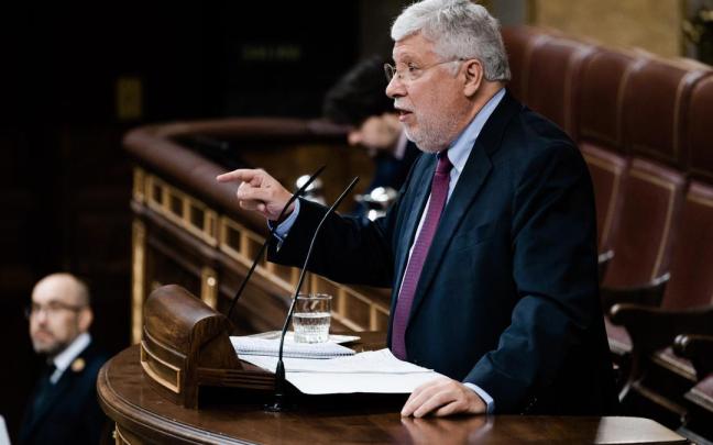 El diputado de Sumar Agustín Santos interviene durante una sesión plenaria en el Congreso