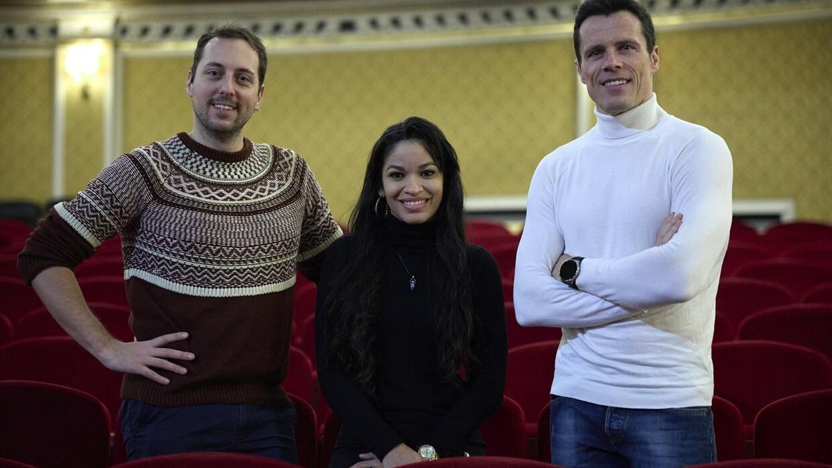 De i a d, el director residente Morris Faccin y los intérpretes Luna Manzanares y Octavi Pujades, este jueves en la presentación que han hecho del musical 'El guardaespaldas' en el Teatro Gayarre.