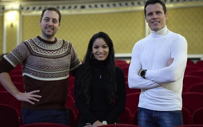 De i a d, el director residente Morris Faccin y los intérpretes Luna Manzanares y Octavi Pujades, este jueves en la presentación que han hecho del musical 'El guardaespaldas' en el Teatro Gayarre. De i a d, el director residente Morris Faccin y los intérpretes Luna Manzanares y Octavi Pujades, este jueves en la presentación que han hecho del musical 'El guardaespaldas' en el Teatro Gayarre.