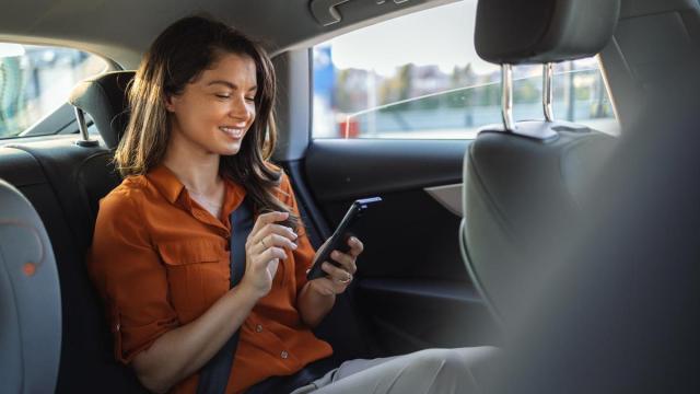 Una pasajera activa la aplicación Tribbu en su móvil.