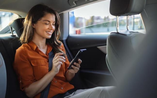 Una pasajera activa la aplicación Tribbu en su móvil.