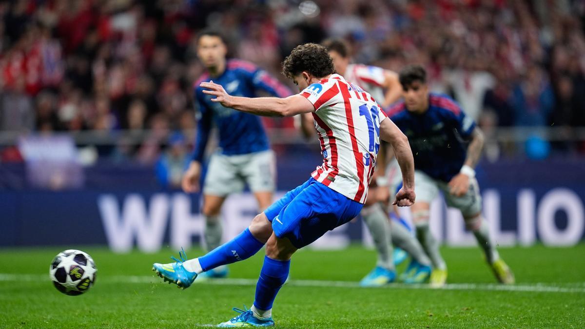 Julián Álvarez lanzando un penalti frente al Arsenal en las semifinales de la Champions League.