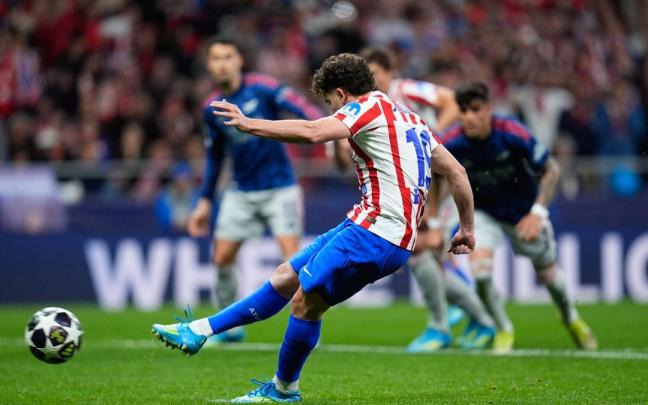 Julián Álvarez lanzando un penalti frente al Arsenal en las semifinales de la Champions League.