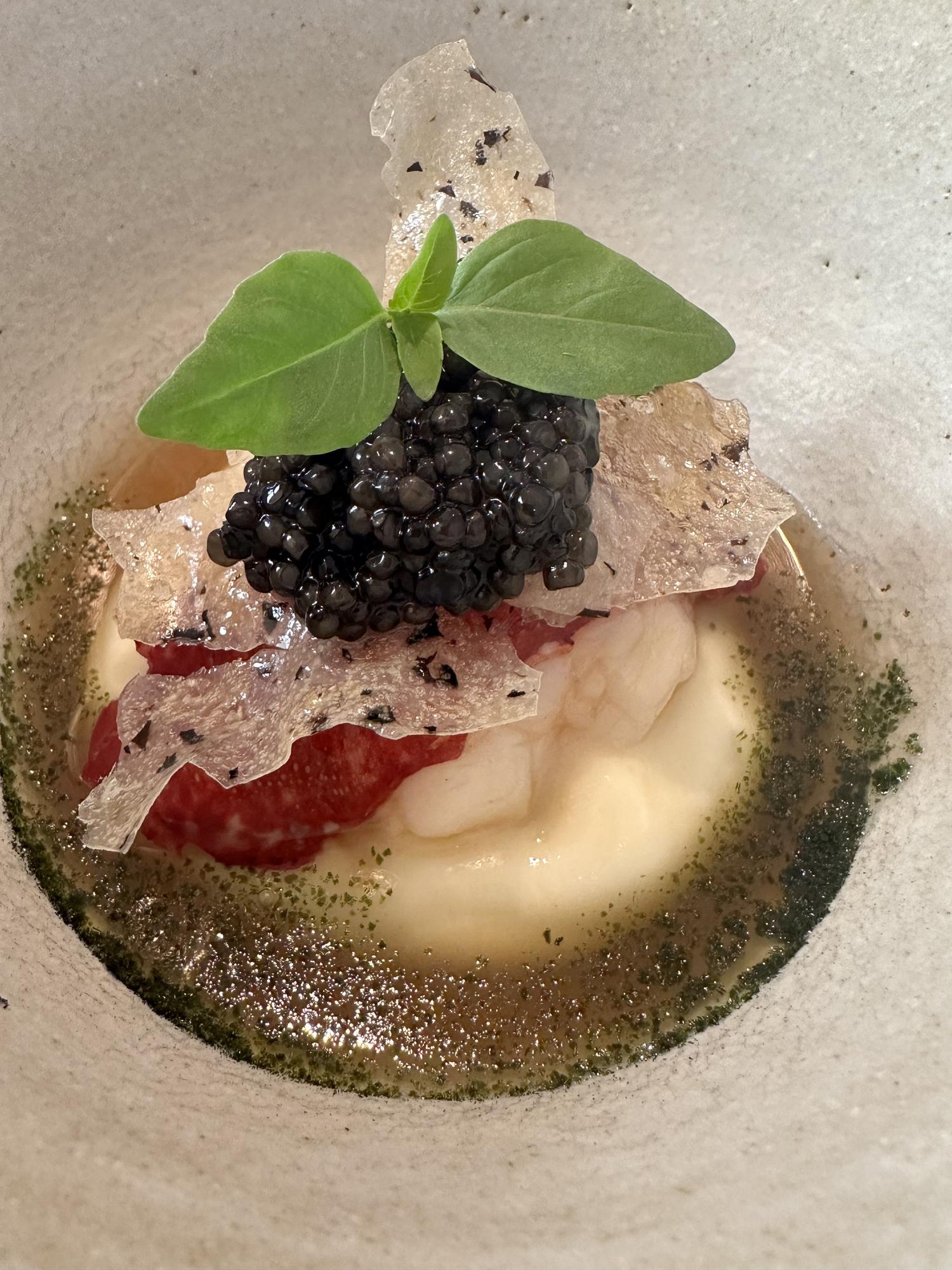 Bogavante, coliflor y un toque de caviar.