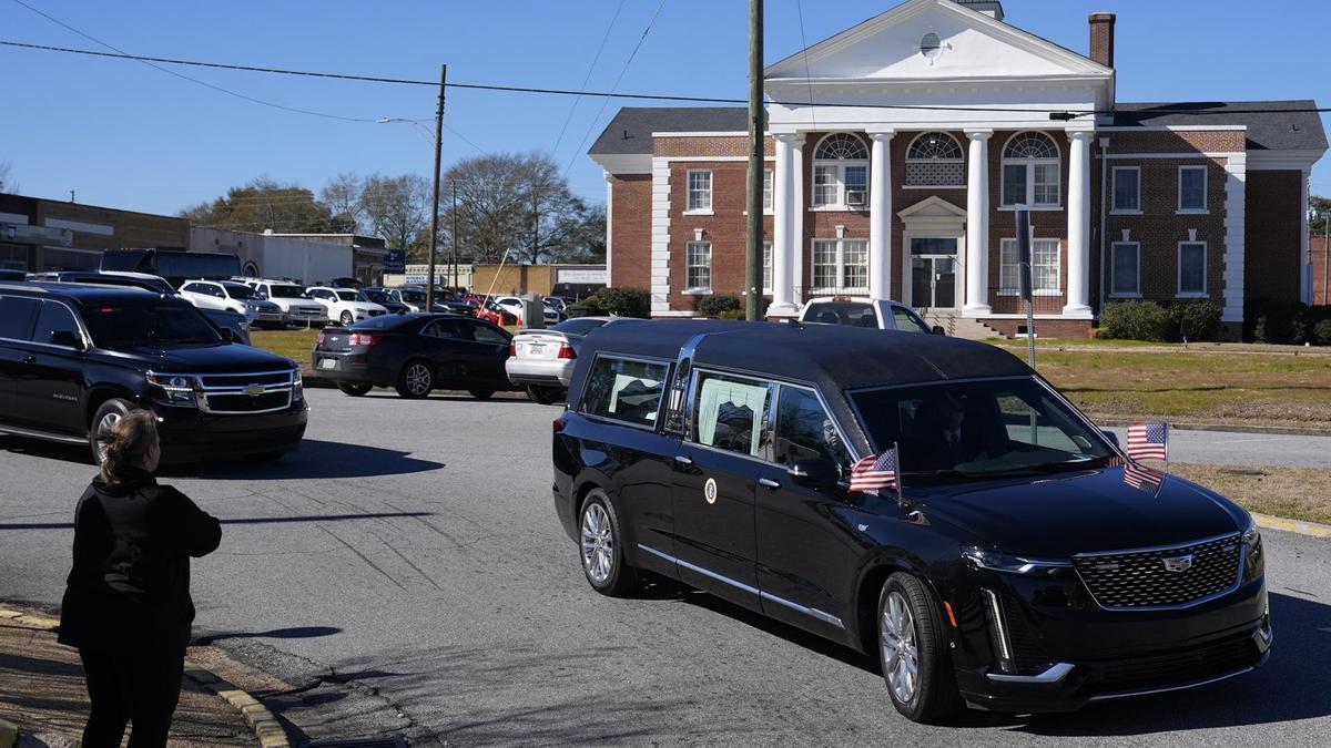 Coche fúnebre que porta los restos del expresidente Jimmy Carter