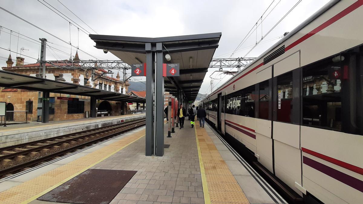 Pasajeros en la estación de tren de Laudio de la línea C3