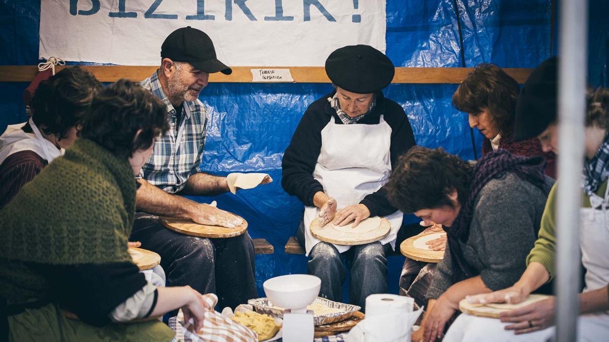 Foto de una de las txosnas instaladas el pasado Santo Tomás en la plaza Urdanibia de Irun.