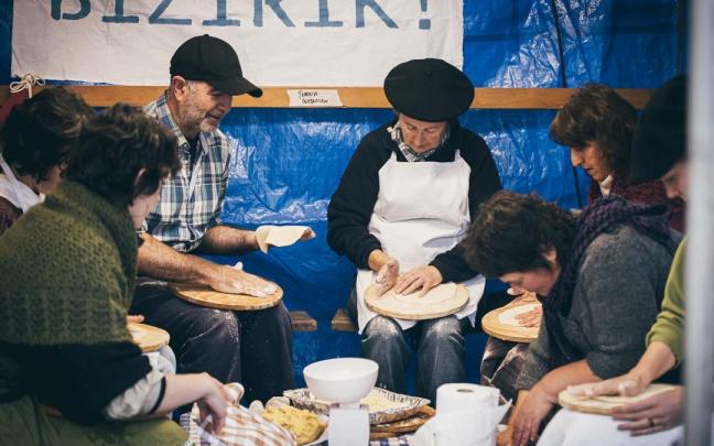 Foto de una de las txosnas instaladas el pasado Santo Tomás en la plaza Urdanibia de Irun.