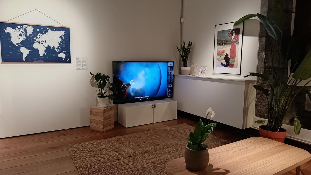 El tercer espacio de la exposición; un entorno cotidiano y reconocible, donde el wolframio se revela en objetos y tecnologías que forman parte de nuestra vida diaria.