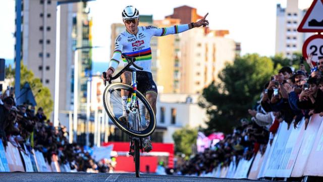 Van der Poel festeja el triunfo en Benidorm.