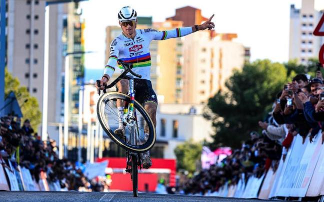 Van der Poel festeja el triunfo en Benidorm.