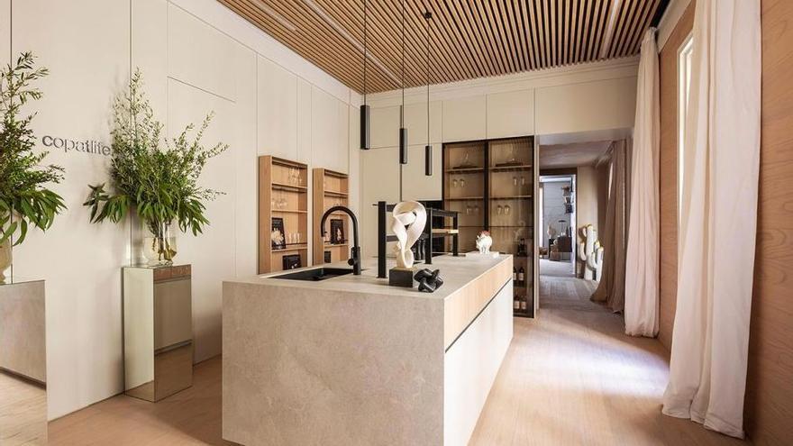 Cocina cálida y serena con muebles acabados en madera de olmo y encimera de gres porcelánico de Sapienstone.