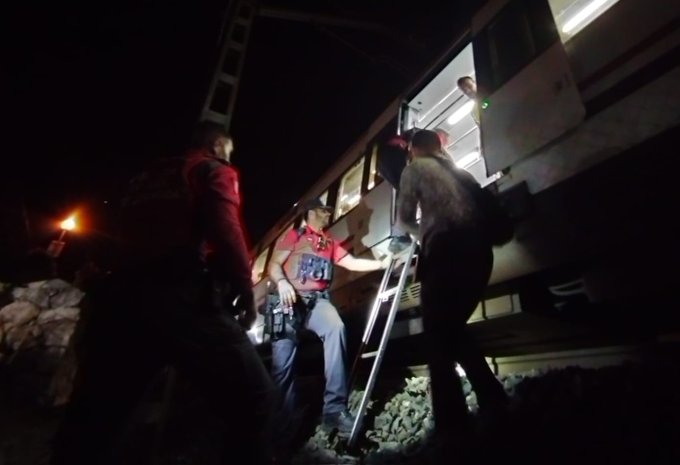 Momento de la evacuación de pasajeros del tren que arrolló al joven este lunes en Berriozar. Foto: Policía Foral