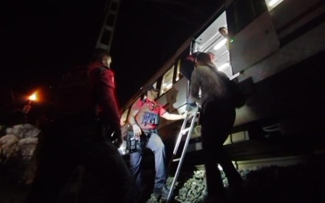 Momento de la evacuación de pasajeros del tren que arrolló al joven este lunes en Berriozar. Foto: Policía Foral Momento de la evacuación de pasajeros del tren que arrolló al joven este lunes en Berriozar. Foto: Policía Foral