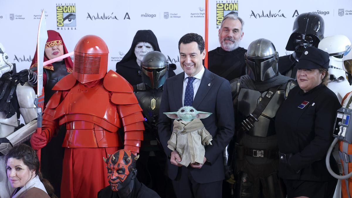 El presidente de la Junta de Andalucía, Juanma Moreno (c), posa junto a varios personajes de Star Wars durante la presentación del San Diego Comic-Con Málaga 2025.