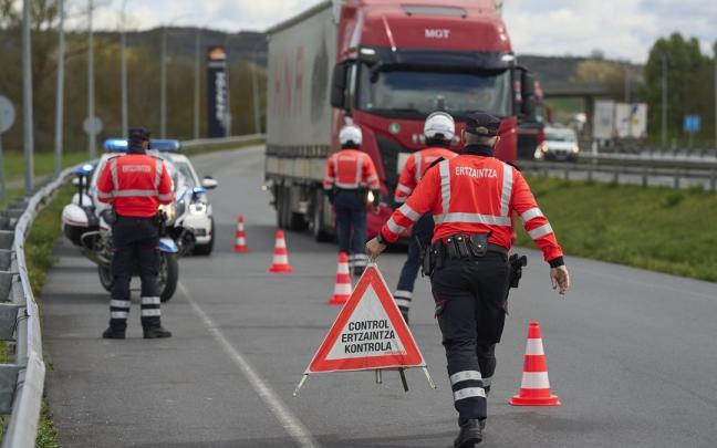 Agentes de la Ertzaintza establecen un control de camiones en la carretera. / EP Agentes de la Ertzaintza establecen un control de camiones en la carretera.