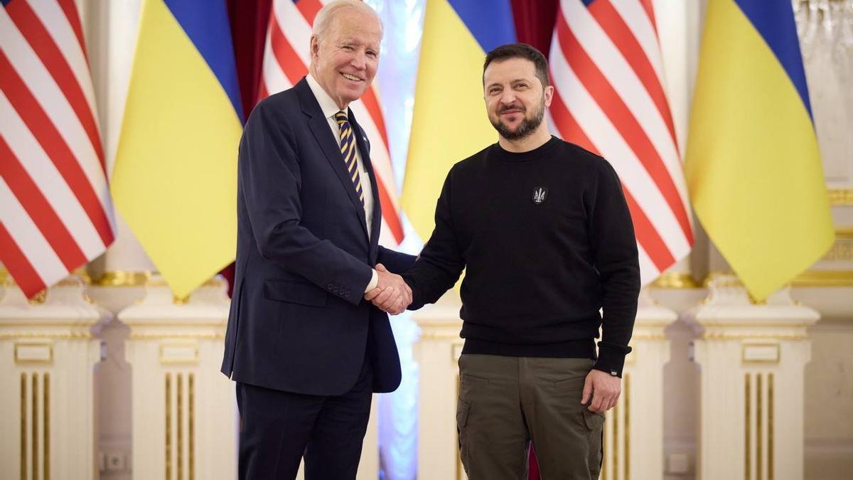 Los presidentes de EEUU y Ucrania, Joe Biden y Volodimir Zelenski.