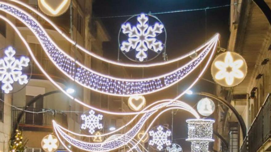 Luces de Navidad en las calles de la villa zarauztarra.