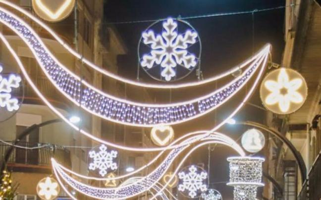 Luces de Navidad en las calles de la villa zarauztarra.
